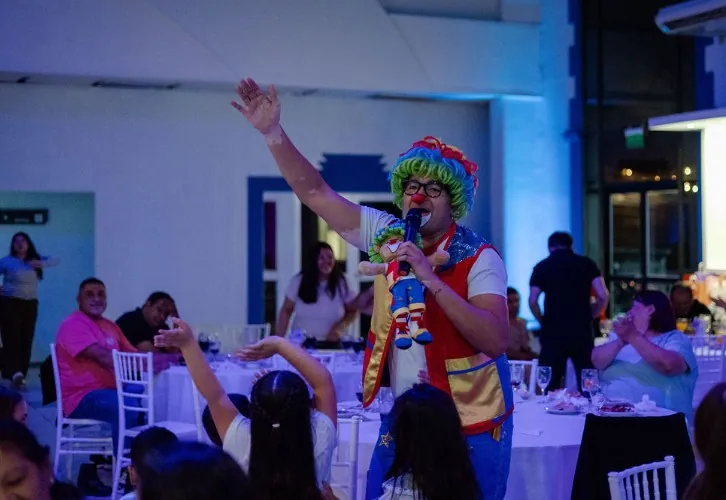 Filito en una fiesta privada con todos los invitados